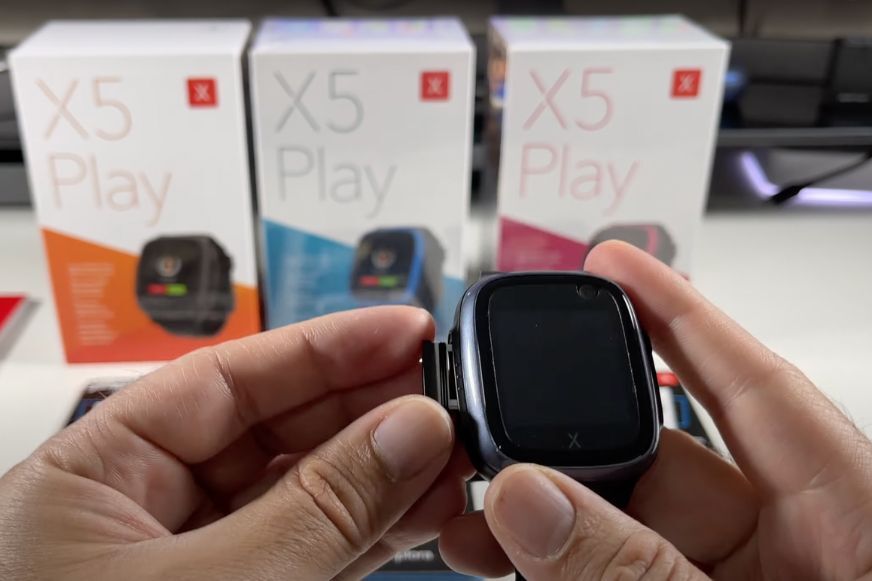 Man sieht, wie der SIM-Schacht der XPLORA X5 geöffnet wird. 